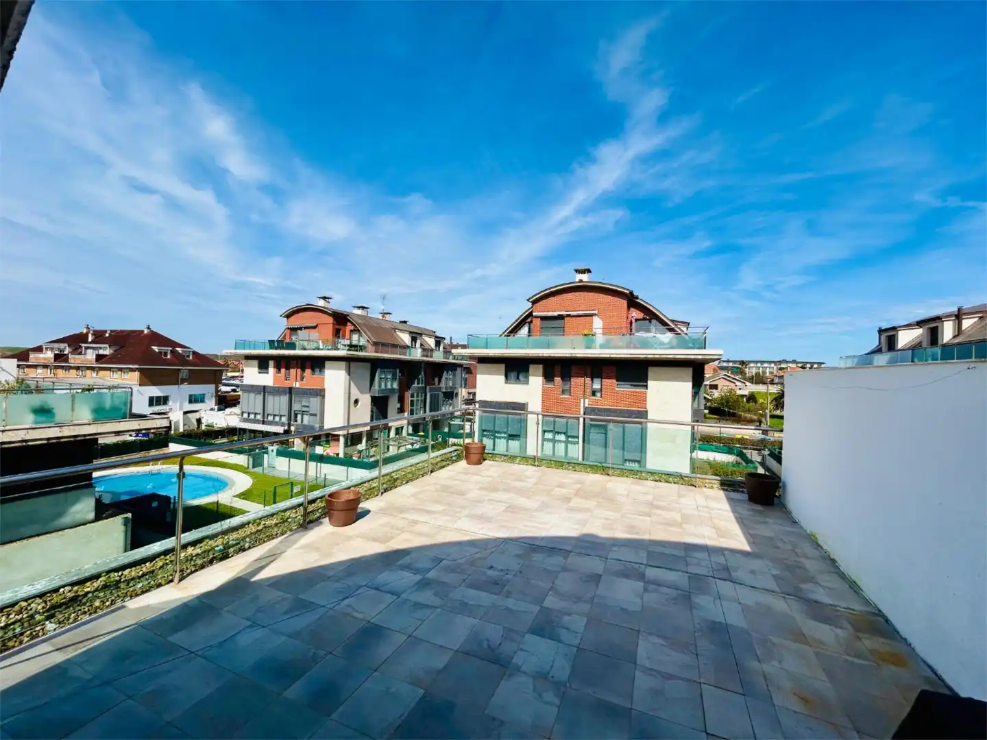 Terraza de Piso en venta en Santa Cruz de Bezana con Terraza, Piscina y Balcón