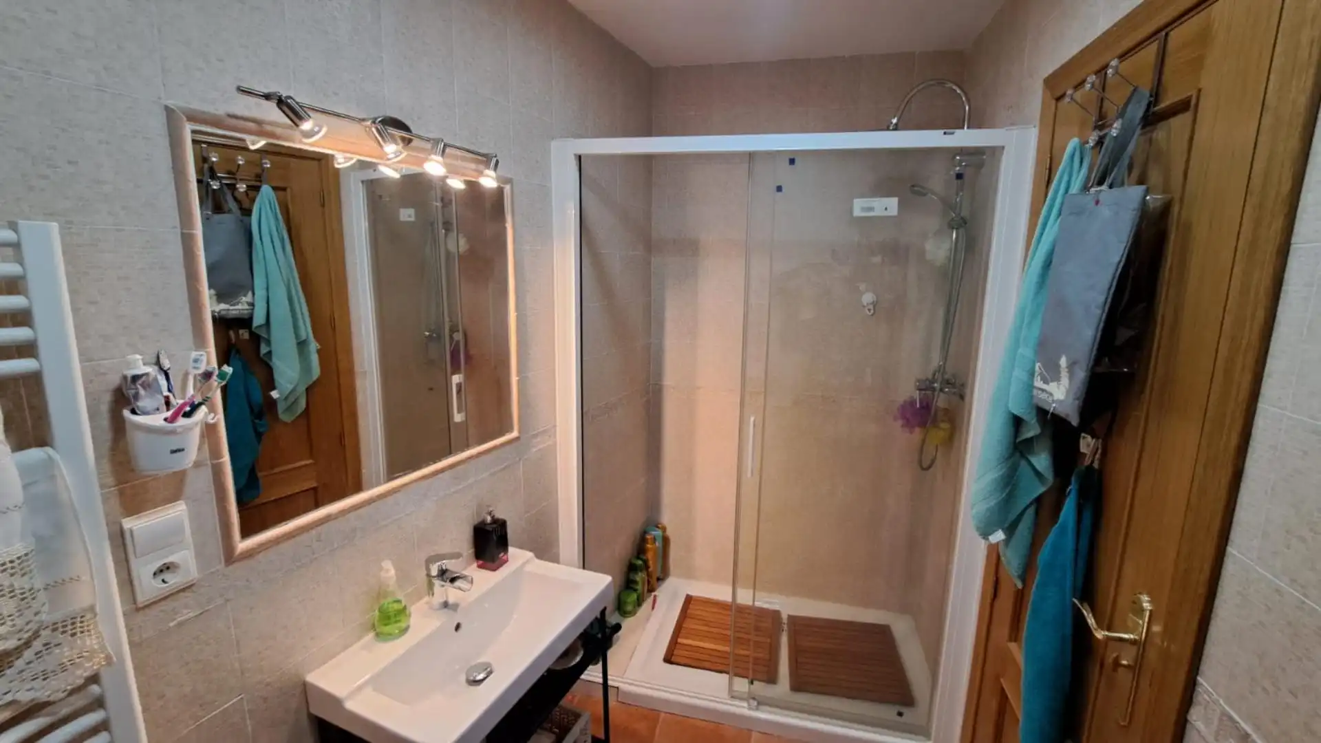 Piso en venta en Calle Castillo, 16, San Román de los Montes Baño de Piso en venta en San Román de los Montes con Calefacción, Amueblado y Horno
