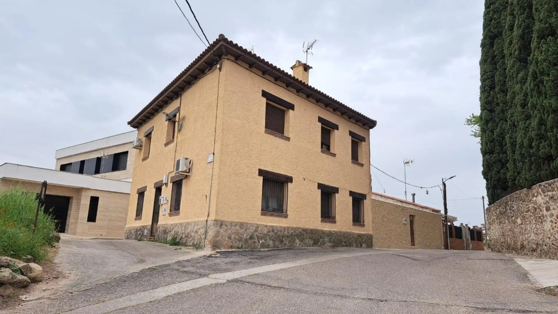 Vista exterior de Piso en venta en San Román de los Montes con Calefacción, Amueblado y Horno