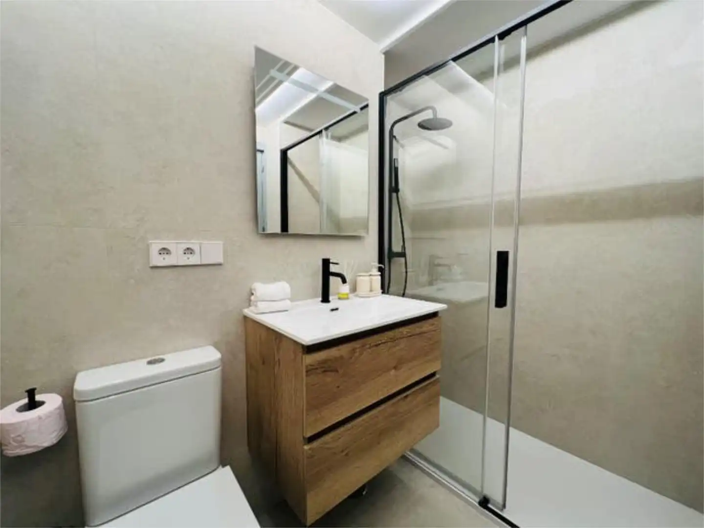 Lofts for rent in Triana Este Bathroom of Lofts for rent in Sevilla with Furnished