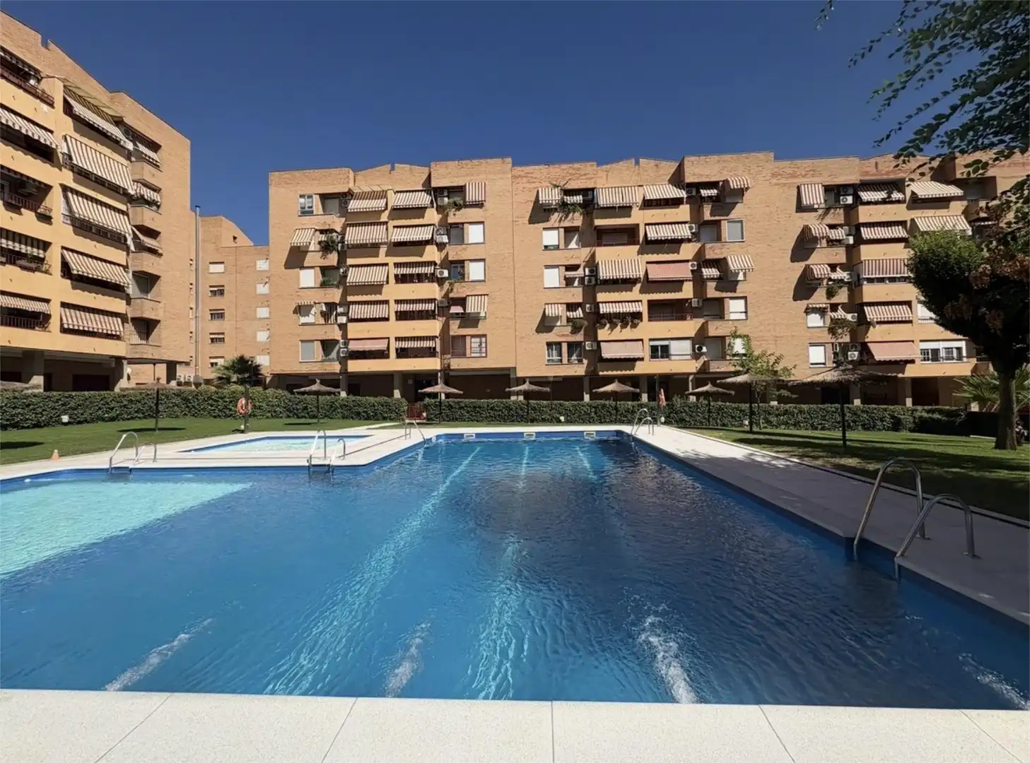 Schwimmbecken von Wohnung zum Verkauf in  Granada Capital mit Klimaanlage, Privatgarten und Terrasse