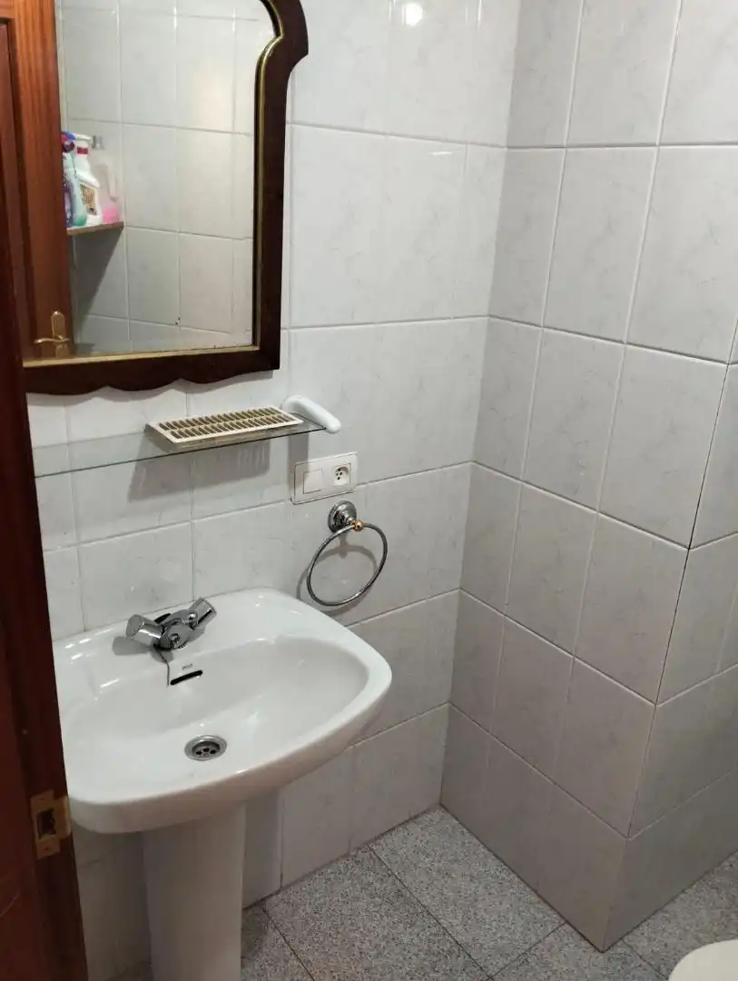 Pis en venda a Calle Cuenca, 53, Flores de Sil - La Placa Bany de Pis en venda en Ponferrada amb Calefacció, Parquet i Moblat