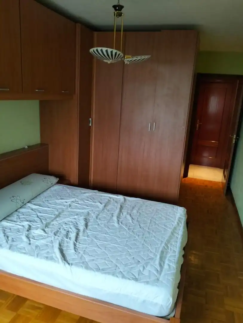 Pis en venda a Calle Cuenca, 53, Flores de Sil - La Placa Dormitori de Pis en venda en Ponferrada amb Calefacció, Parquet i Moblat
