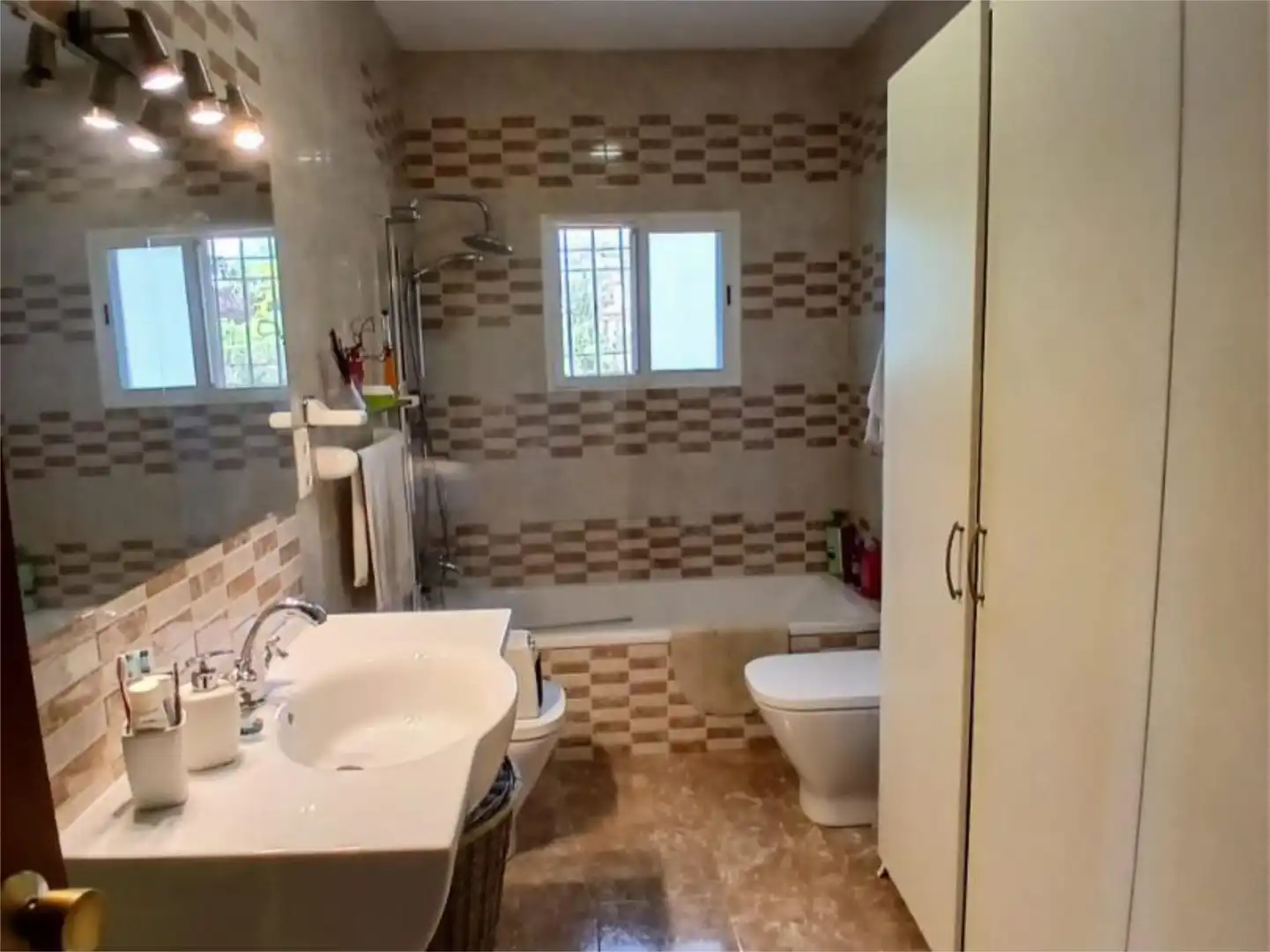Houses for sale in Cortijo el Rubio, 14, El Higuerón Bathroom of Houses for sale in Córdoba with Air Conditioner, Heating and Private garden
