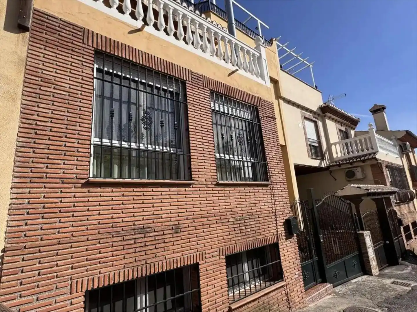 Casa adosada en venda a Velazquez, 5, Cájar Vista exterior de Casa adosada en venda en Cájar amb Aire condicionat, Terrassa i Balcó