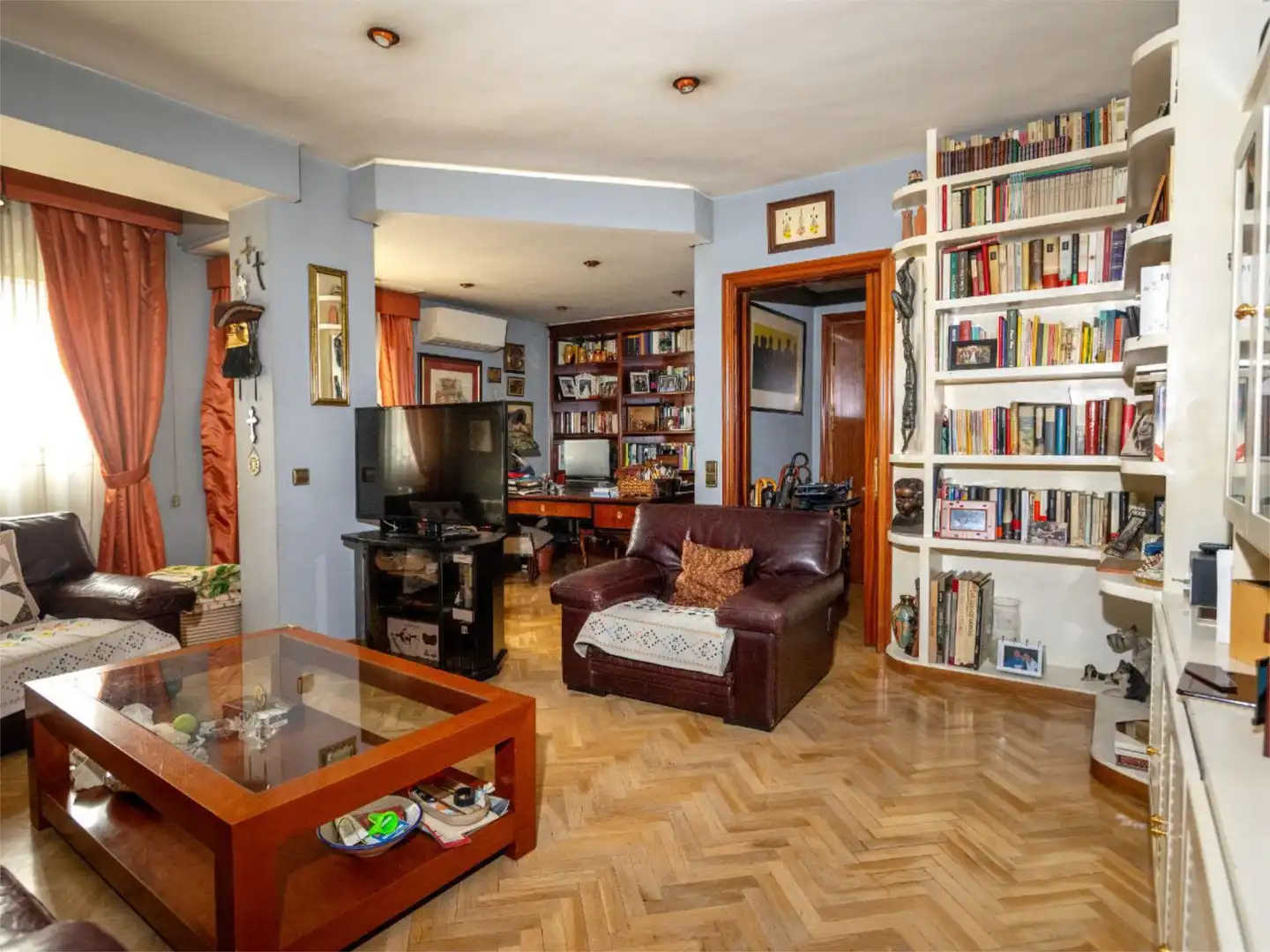Living room of Flat for sale in  Madrid Capital  with Air Conditioner and Balcony