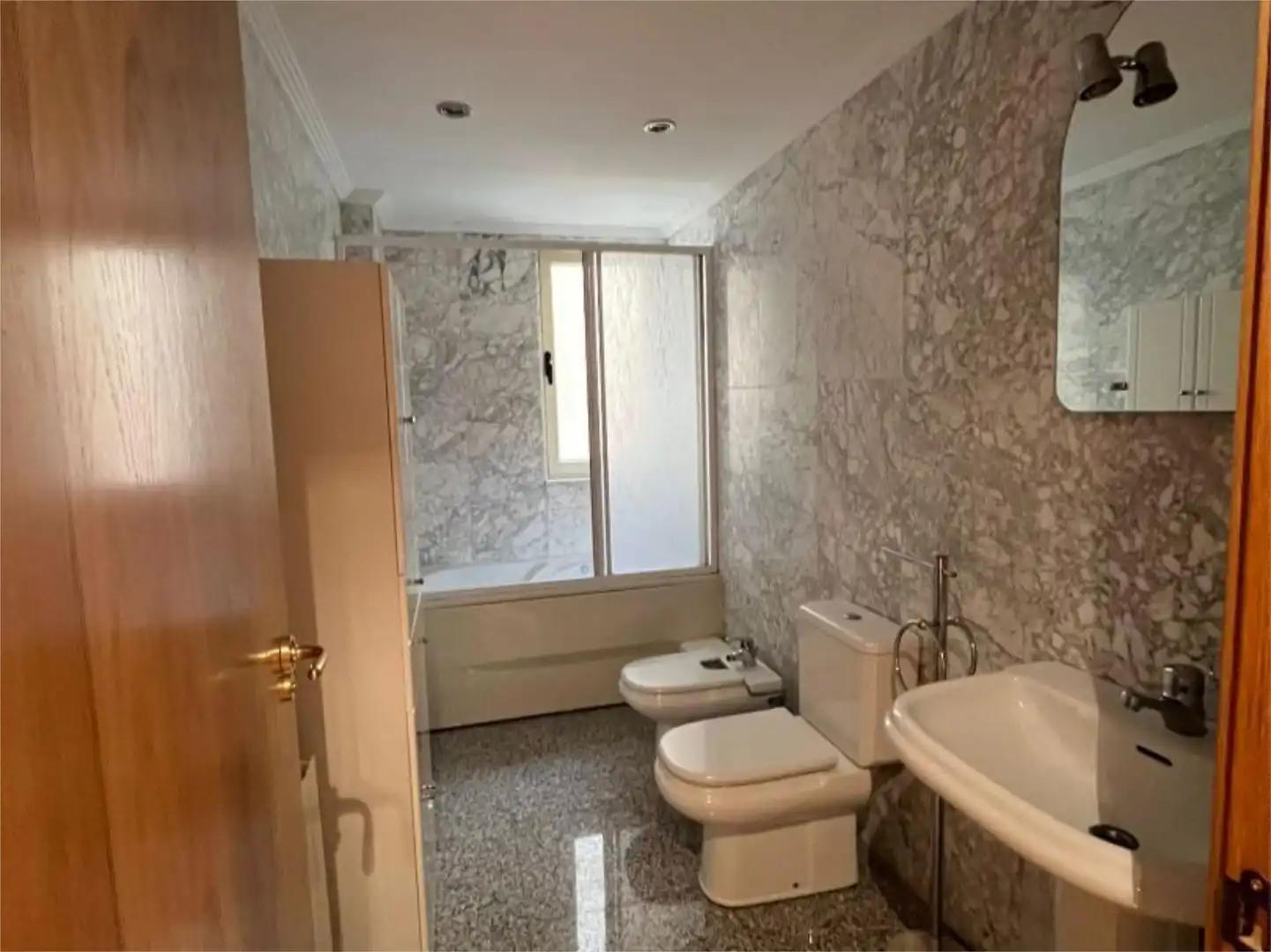 Flat for rent in Calle Poeta Jesús Rasueros, 21, Pizarrales Bathroom of Flat for rent in Salamanca with Heating, Parquet flooring and Furnished