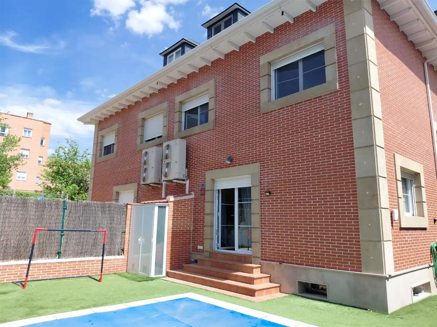 Casa o chalet en venta en Avenida de la Condesa de Chinchón, 3901, Sector B Vista exterior de Casa o chalet en venta en Boadilla del Monte con Aire acondicionado, Calefacción y Jardín privado
