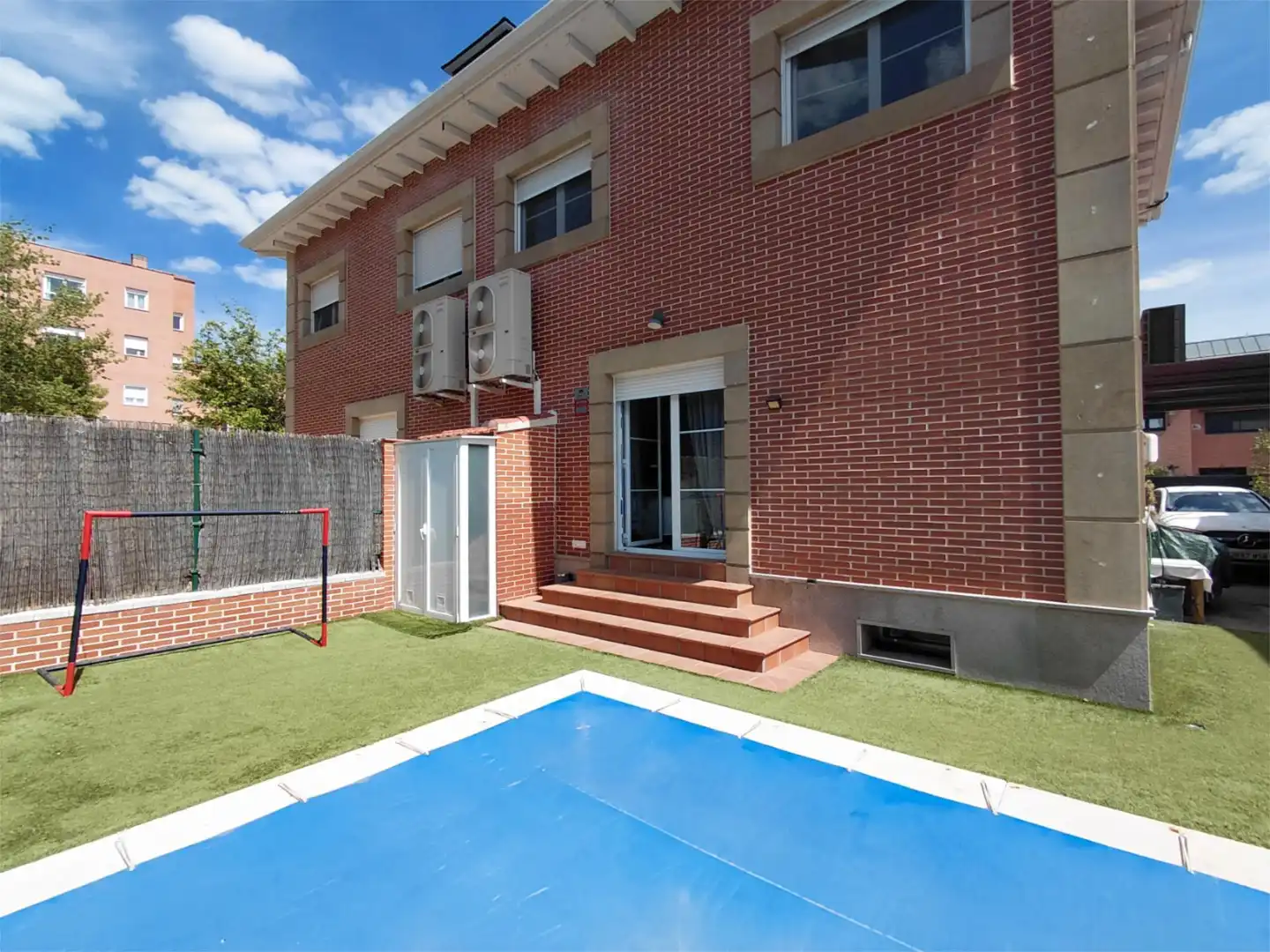 Casa o chalet en venta en Avenida de la Condesa de Chinchón, 3901, Sector B Vista exterior de Casa o chalet en venta en Boadilla del Monte con Aire acondicionado, Calefacción y Jardín privado