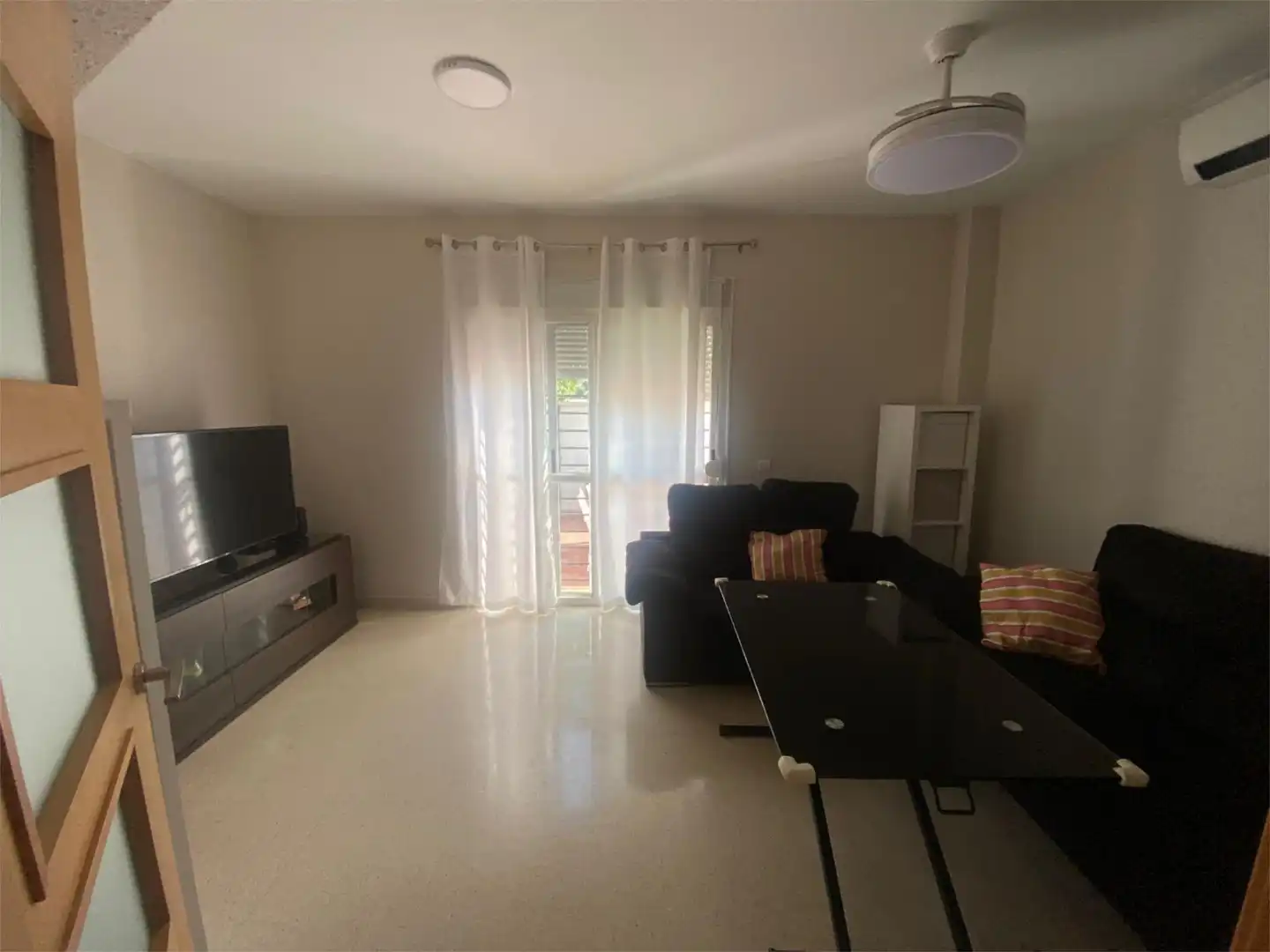 Living room of Single-family semi-detached for rent in  Sevilla Capital  with Air Conditioner, Private garden and Terrace