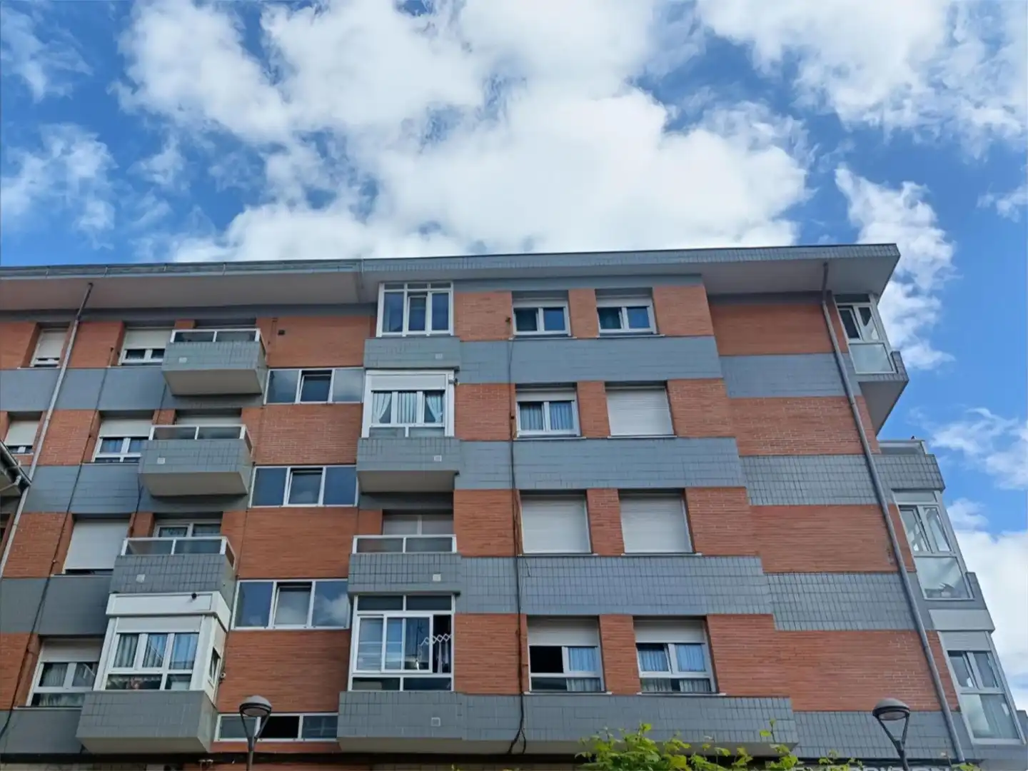 Vista exterior de Piso en venta en Derio con Calefacción, Parquet y Trastero