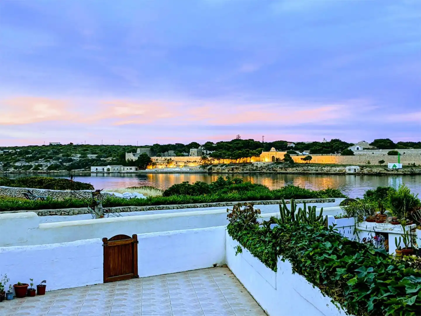Vista exterior de Piso en venta en Es Castell con Aire acondicionado, Terraza y Balcón