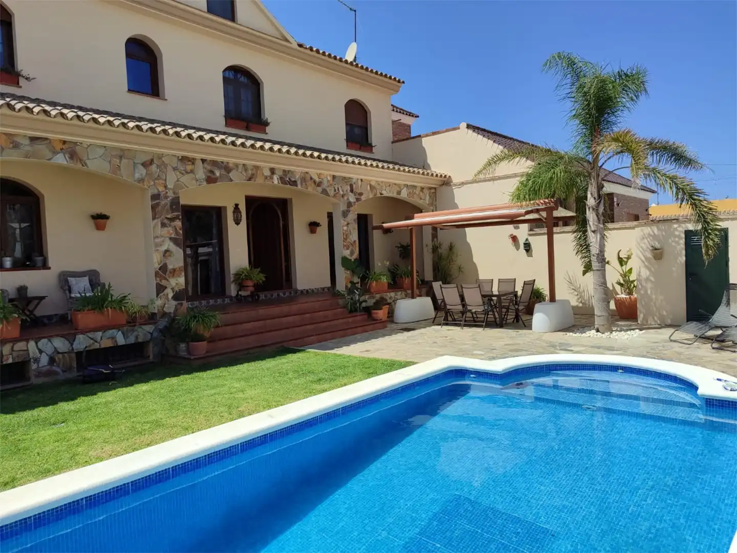 Swimming pool of Houses for sale in Chipiona  with Air Conditioner, Heating and Private garden