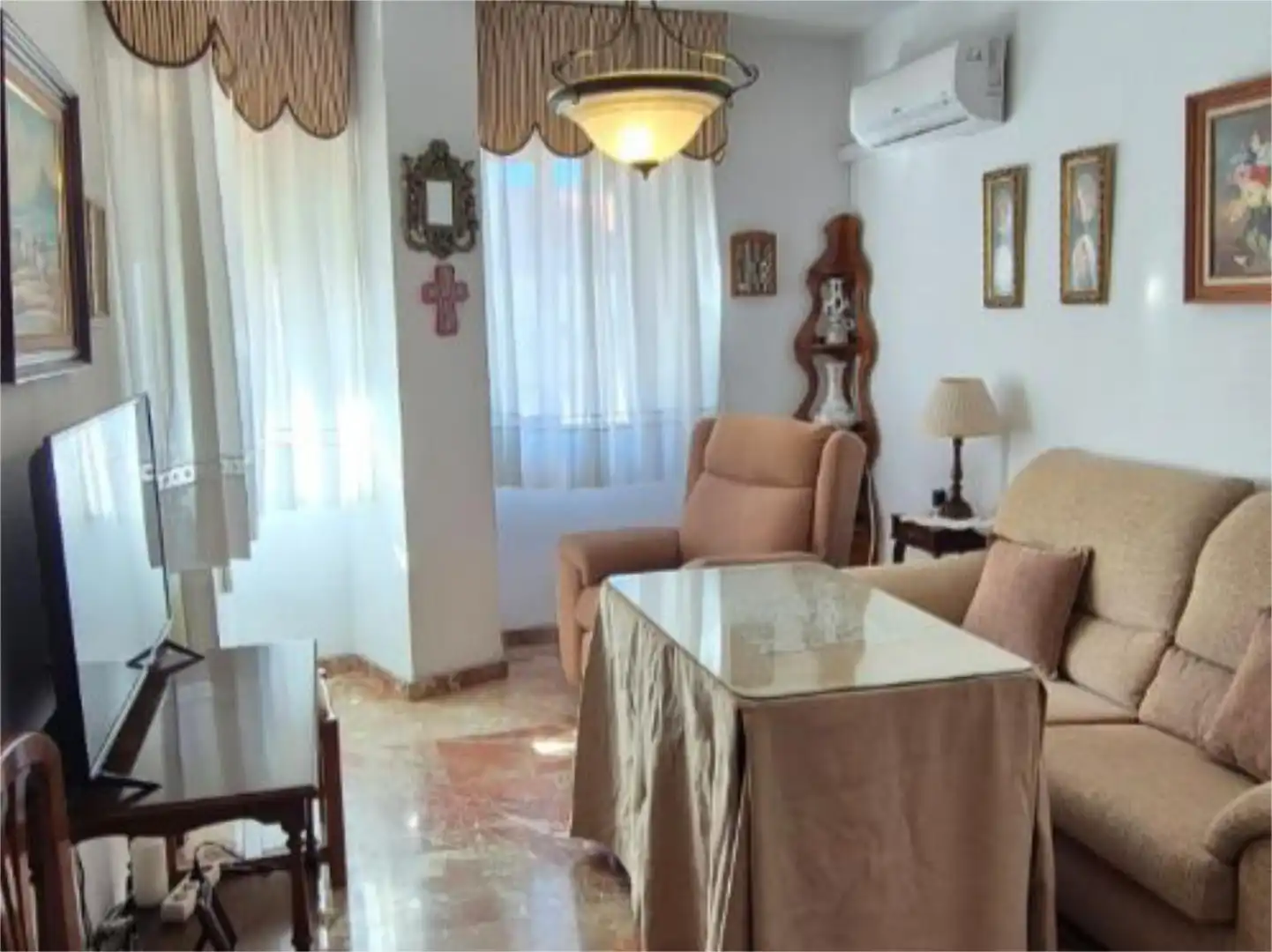 Flat for sale in Calle Horno de Abad, 14, Centro - Sagrario Living room of Flat for sale in Granada with Air Conditioner, Storage room and Furnished