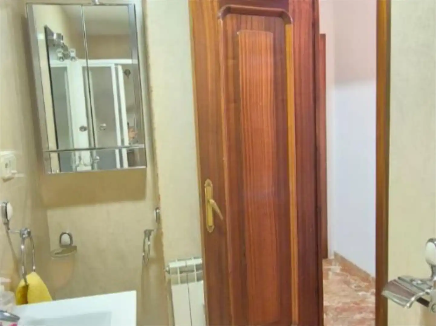 Flat for sale in Calle Horno de Abad, 14, Centro - Sagrario Bathroom of Flat for sale in Granada with Air Conditioner, Storage room and Furnished