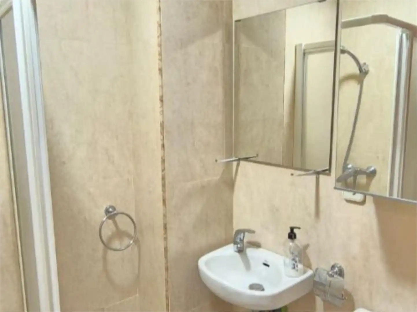 Flat for sale in Calle Horno de Abad, 14, Centro - Sagrario Bathroom of Flat for sale in Granada with Air Conditioner, Storage room and Furnished