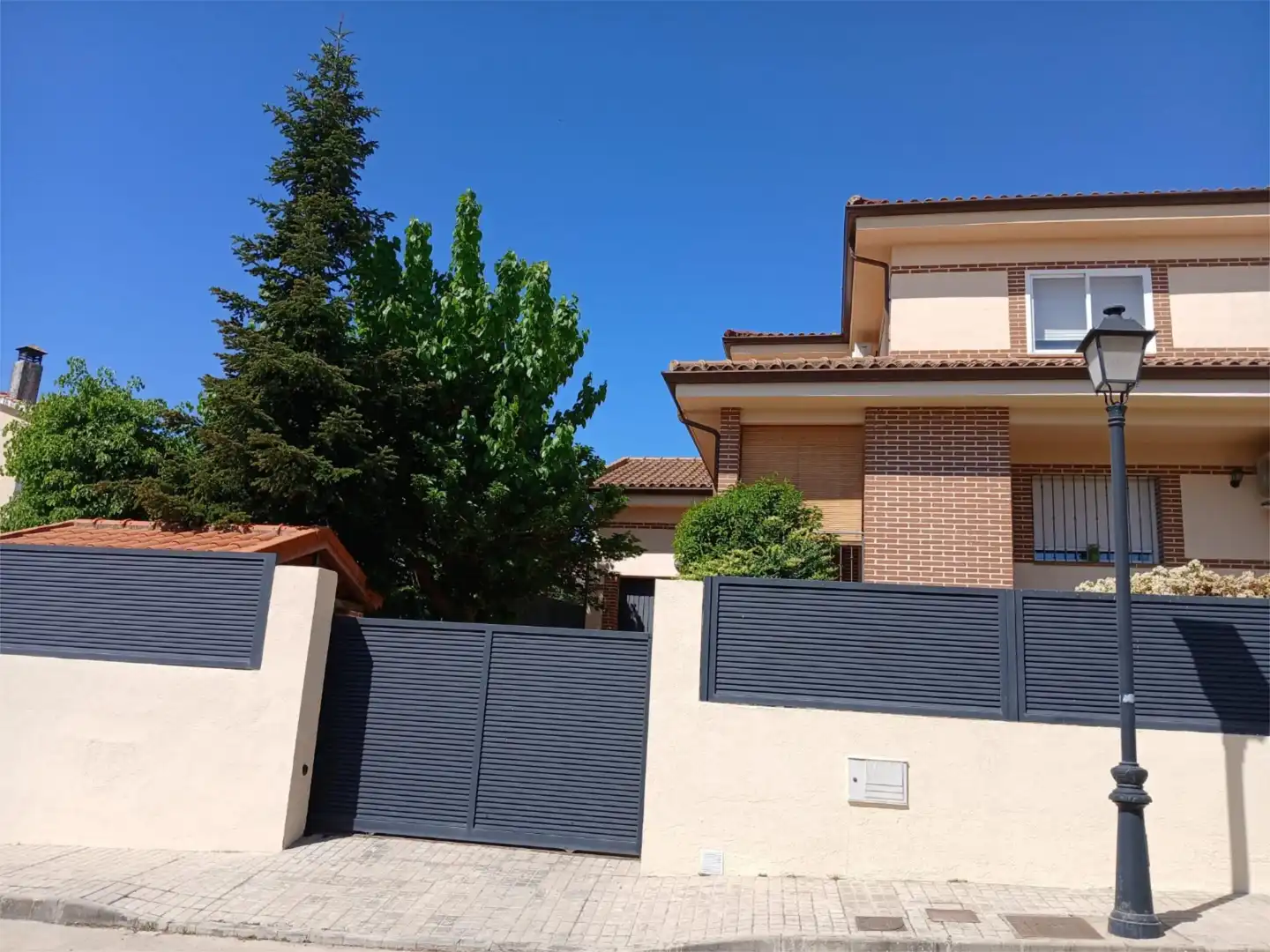 Vista exterior de Casa o chalet en venta en Navas del Rey con Aire acondicionado y Terraza