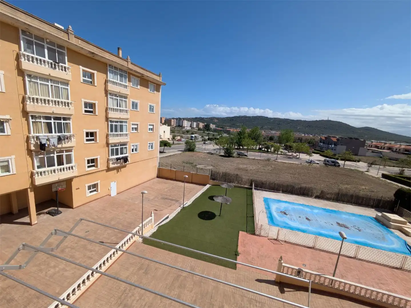 Pis de lloguer a Calle Galisteo, 26, Nuevo Cáceres Vista exterior de Pis de lloguer en Cáceres amb Calefacció, Jardí privat i Parquet