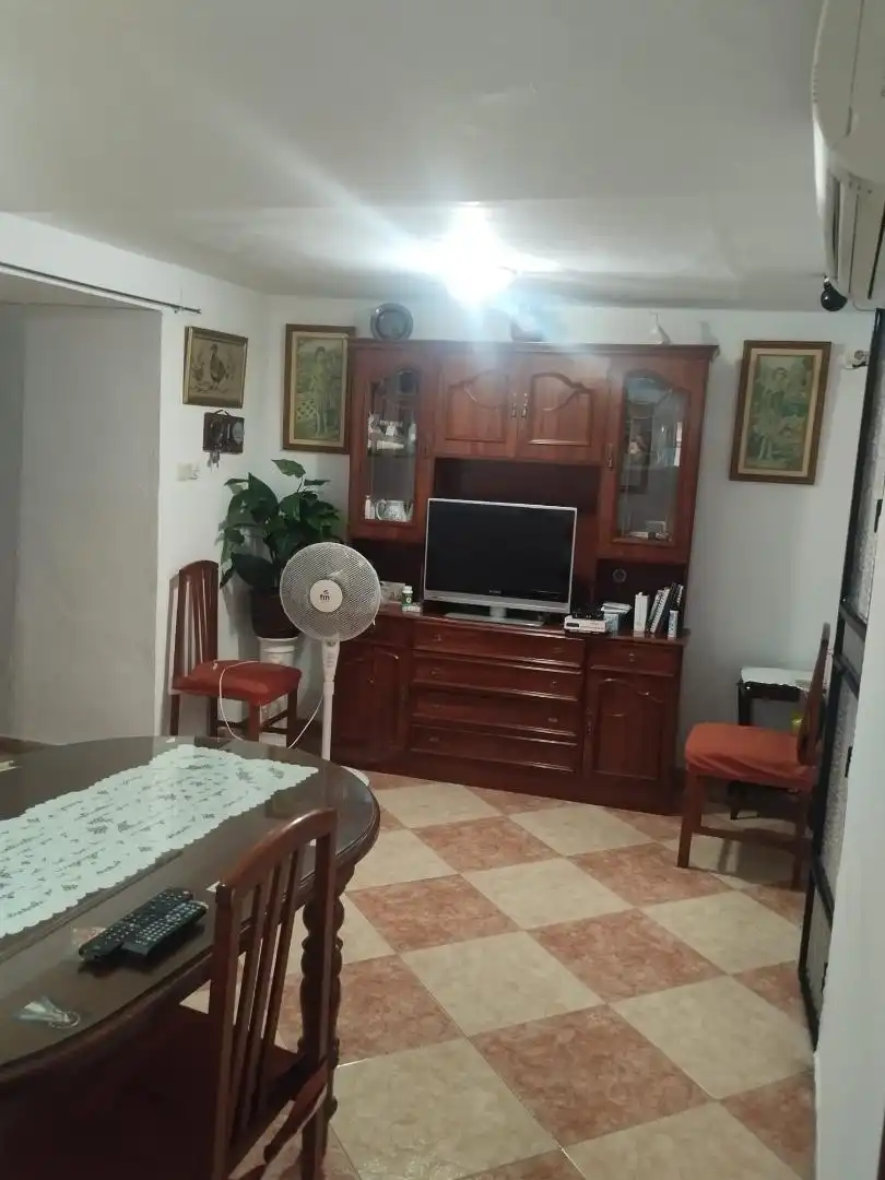 Sala de estar de Casa adosada en venta en Encinas Reales con Aire acondicionado y Amueblado