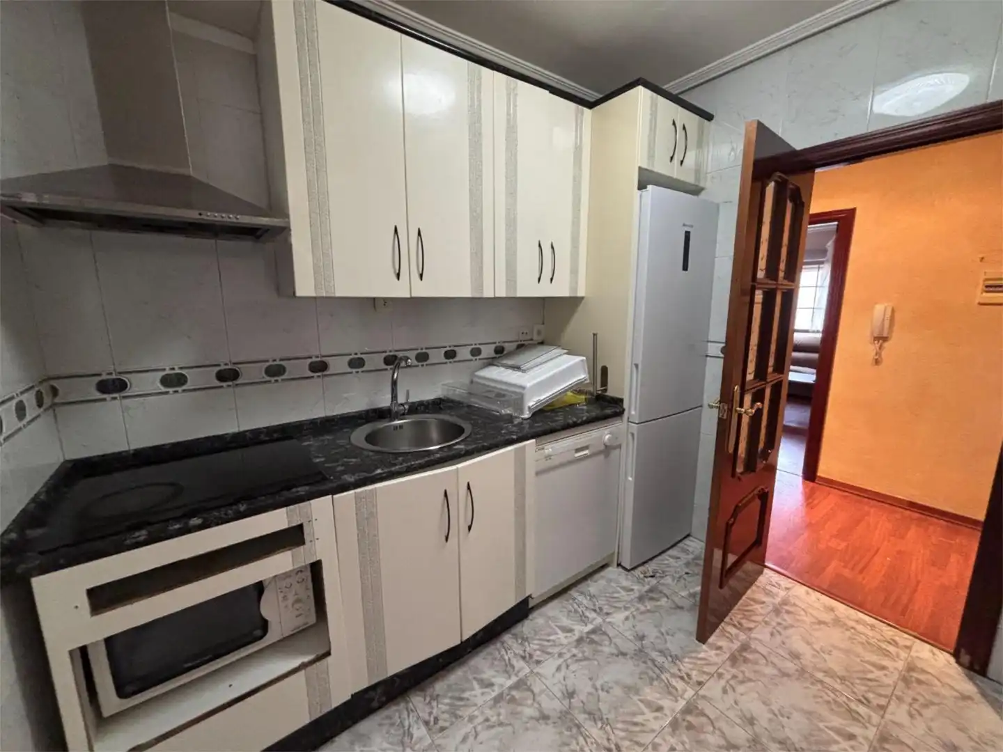 Küche von Wohnung zum Verkauf in Montehermoso mit Klimaanlage, Heizung und Abstellraum