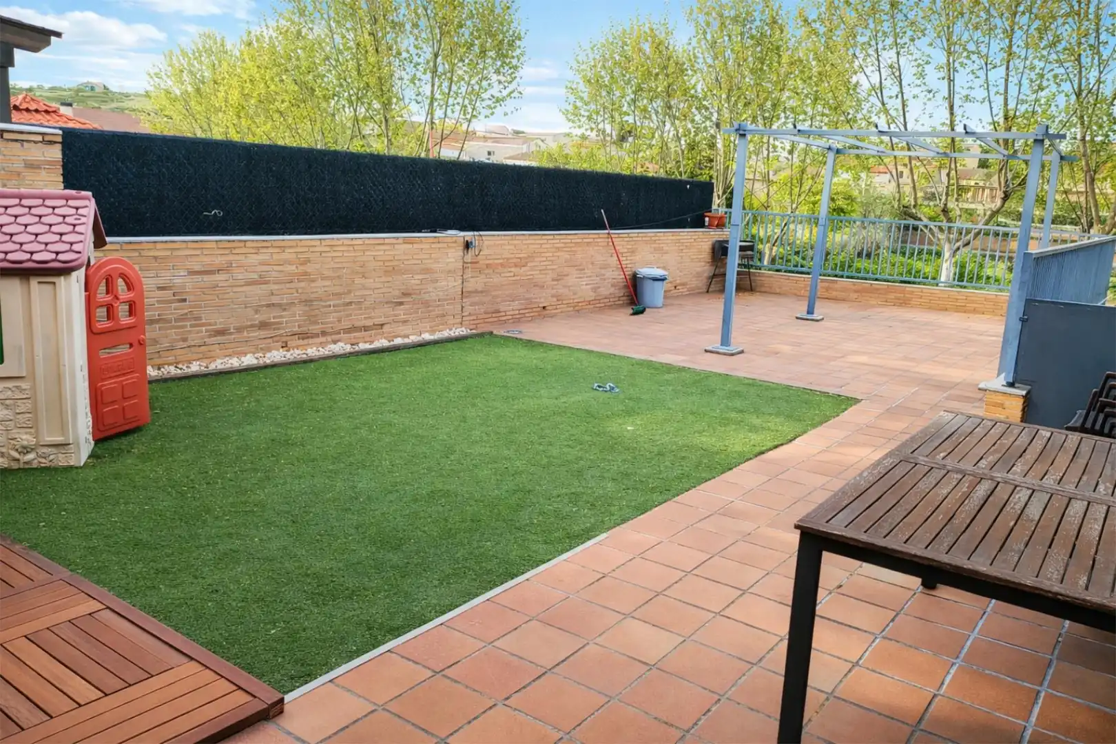 Terrasse von Einfamilien-Reihenhaus zum Verkauf in Quer mit Terrasse und Balkon