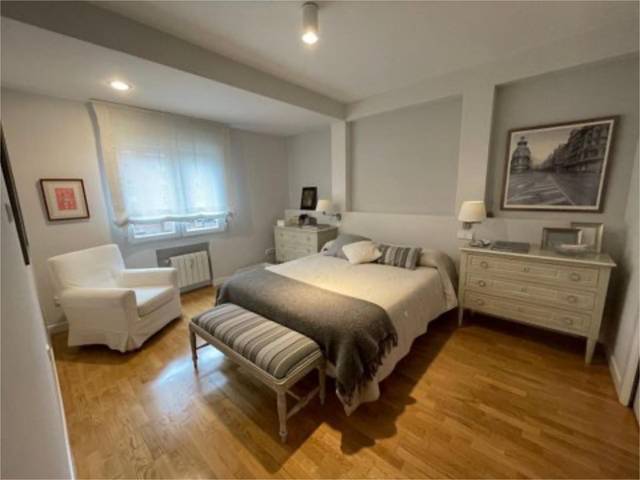 Piso en Venta en Avenida de Ramón y Cajal, 111 en Colina