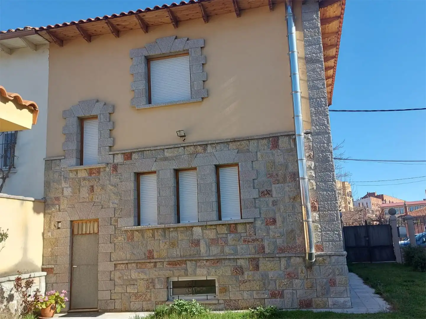 Casa o chalet en venta en Avenida Carlos Pinilla, 13, Pinilla Vista exterior de Casa o chalet en venta en León Capital con Calefacción, Jardín privado y Trastero