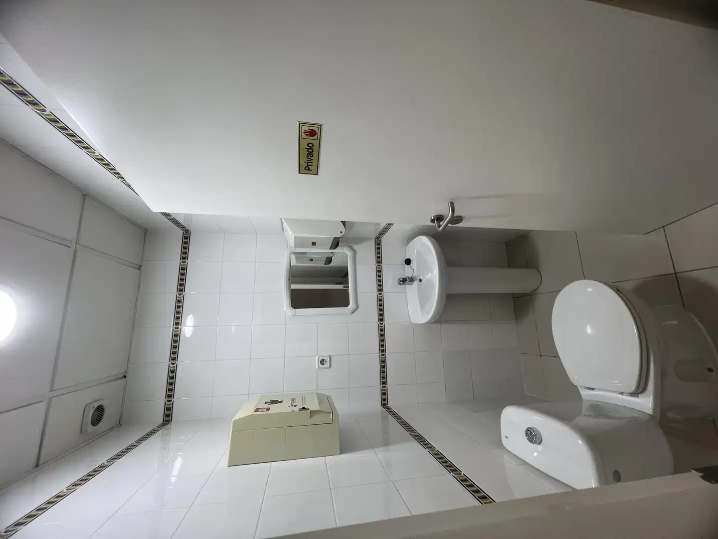 Badezimmer von Geschaftsraum zur Miete in Chiclana de la Frontera mit Klimaanlage