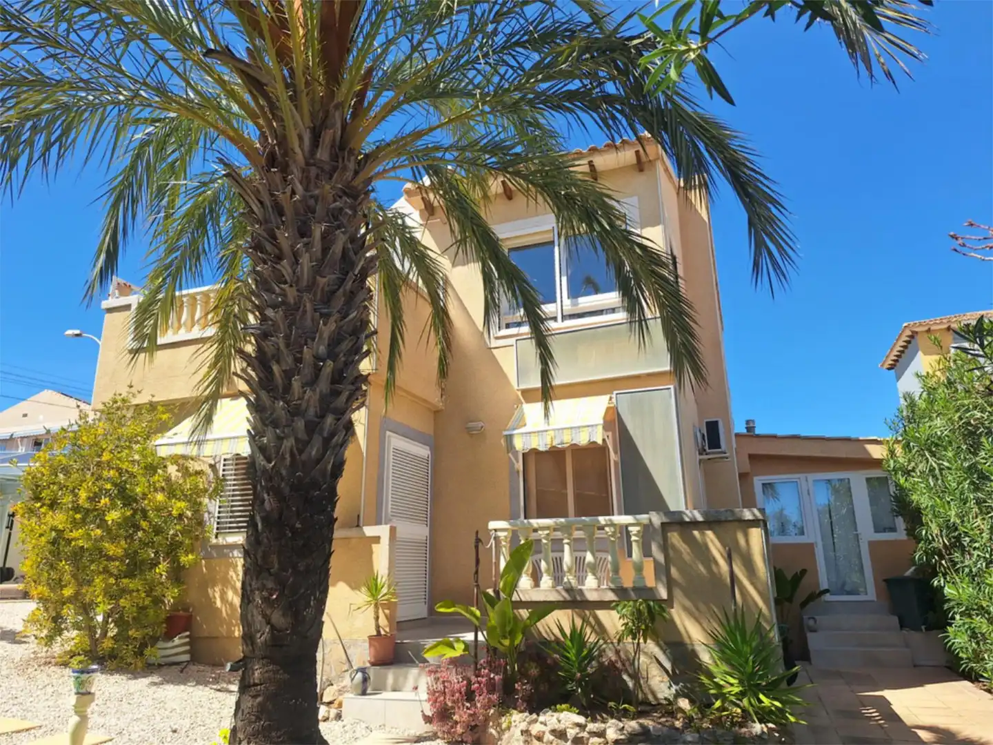 Vista exterior de Casa o xalet en venda en San Miguel de Salinas amb Aire condicionat, Terrassa i Piscina