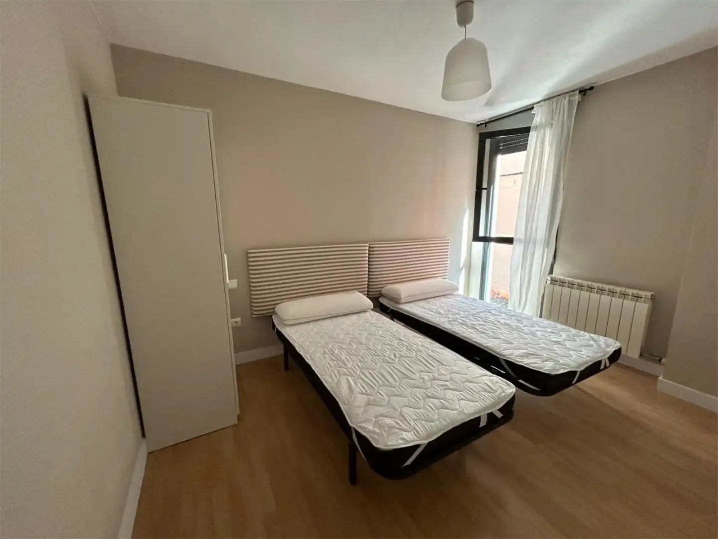 Habitación de Piso de alquiler en  Logroño con Calefacción, Parquet y Amueblado