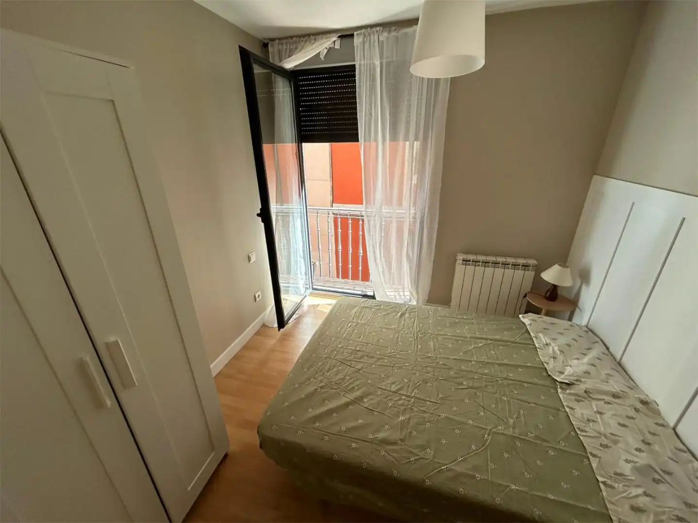 Habitación de Piso de alquiler en  Logroño con Calefacción, Parquet y Amueblado