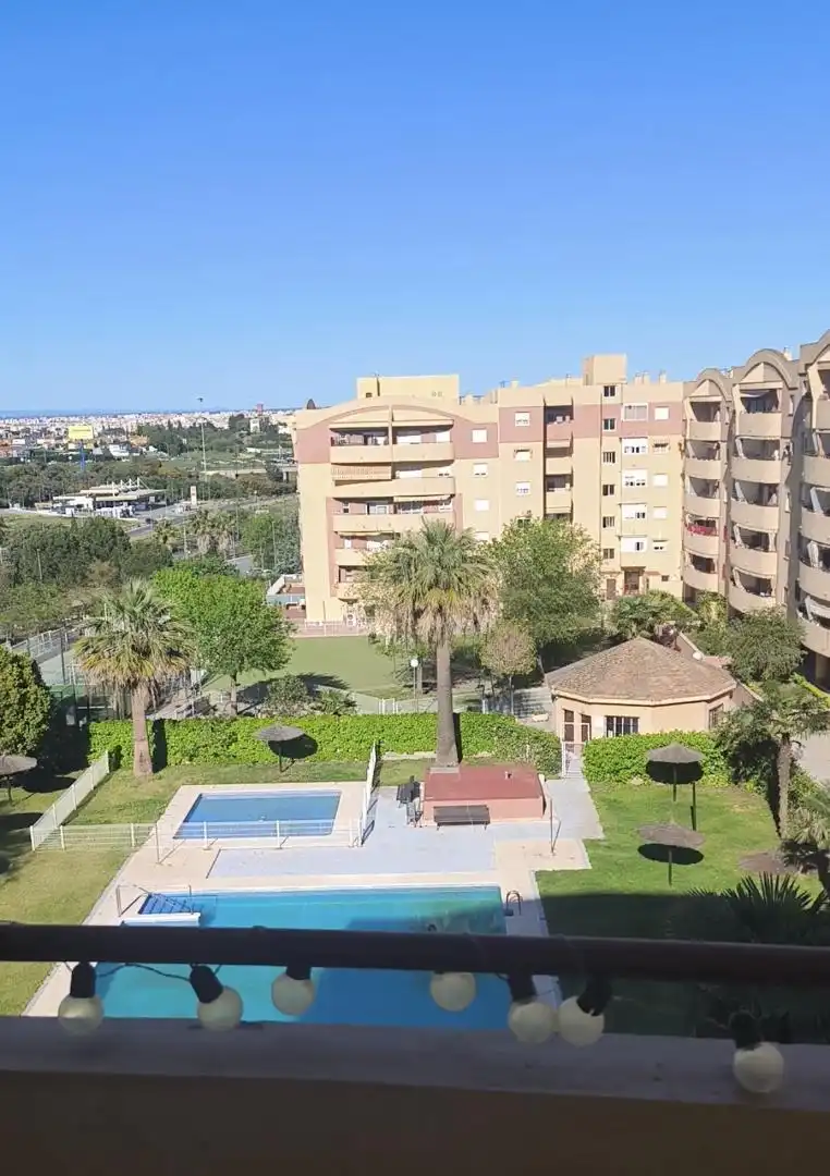Vista exterior de Piso de alquiler en San Juan de Aznalfarache con Aire acondicionado, Calefacción y Jardín privado