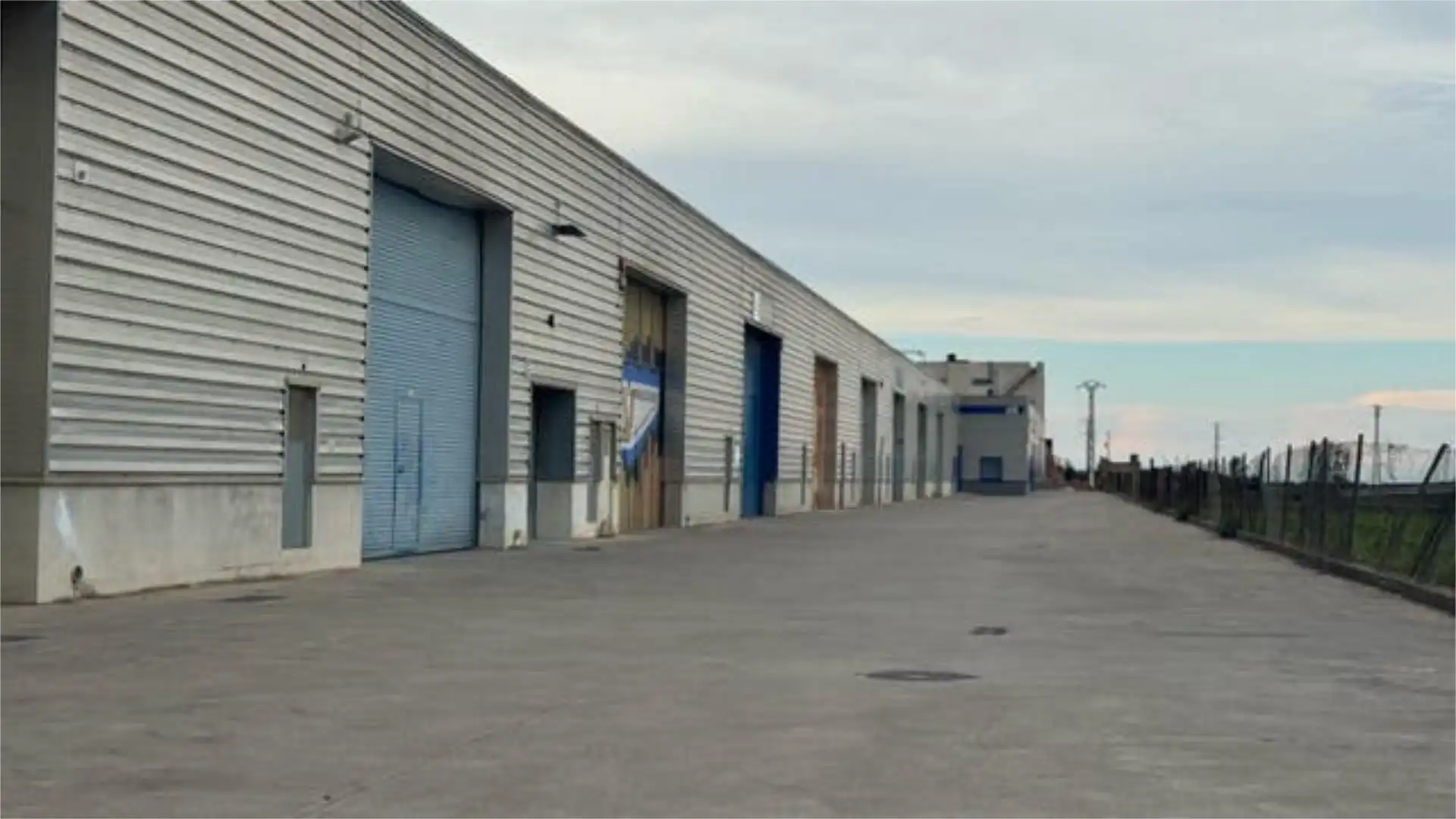Vista exterior de Nave industrial de alquiler en Benicarló con Aire acondicionado