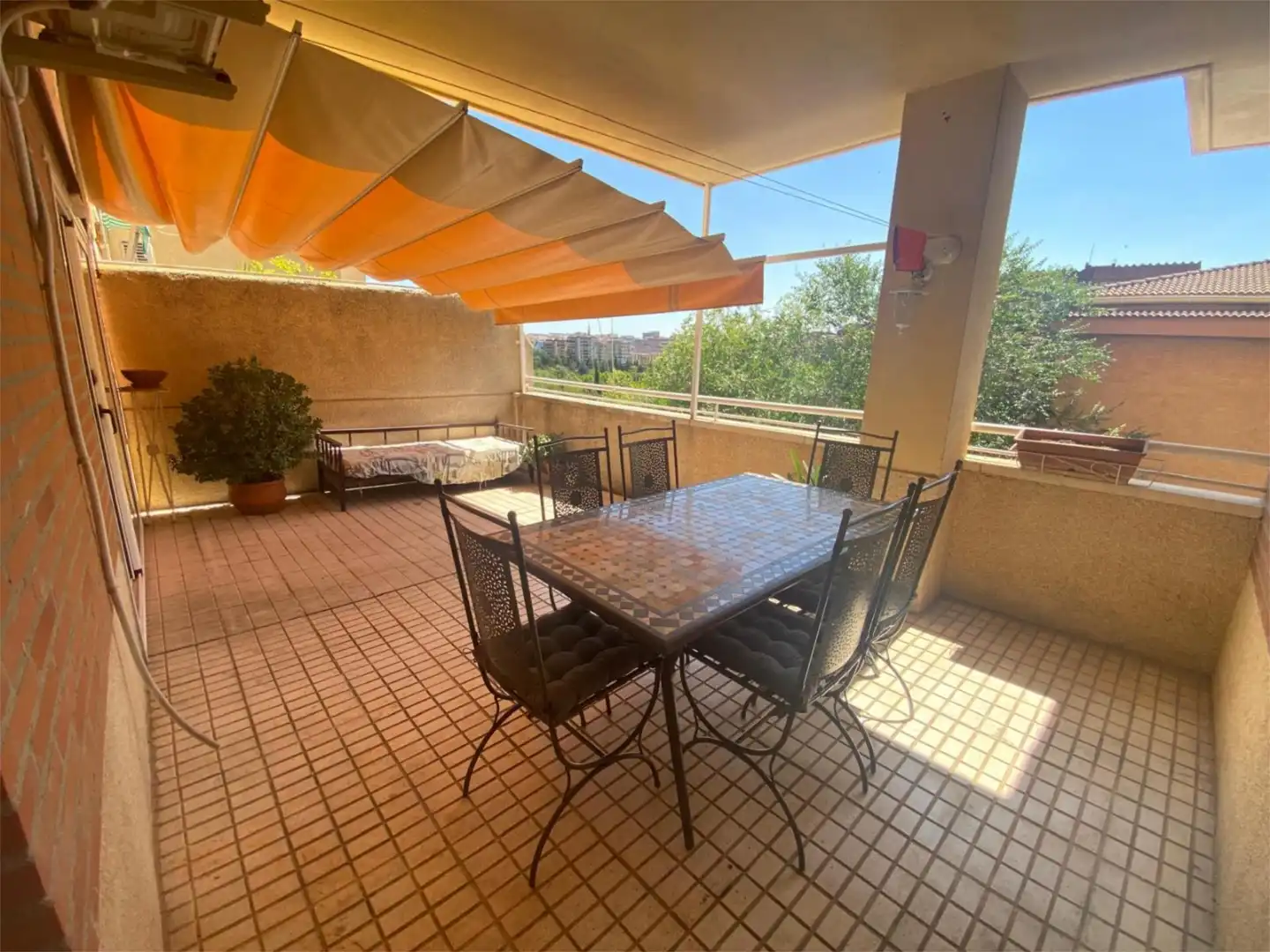 Terrasse von Wohnungen zur Miete in Cáceres Capital mit Klimaanlage, Heizung und Privatgarten