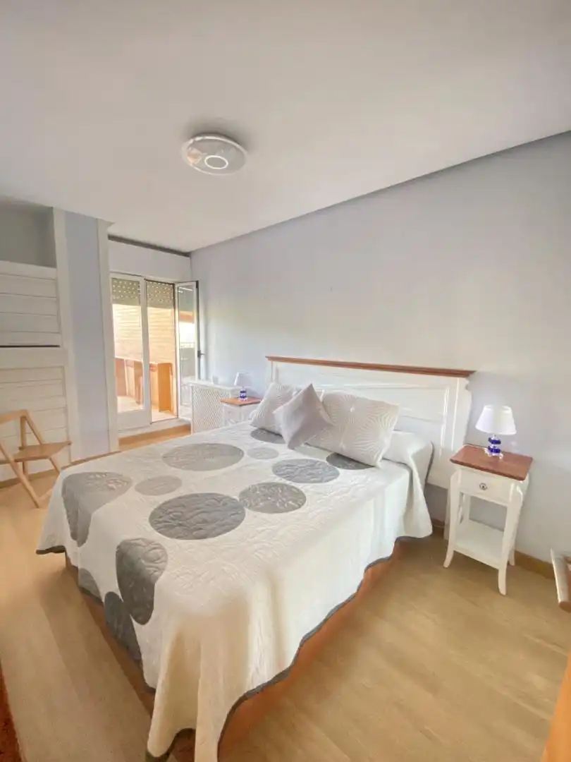 Schlafzimmer von Wohnungen zur Miete in Cáceres mit Klimaanlage, Heizung und Privatgarten