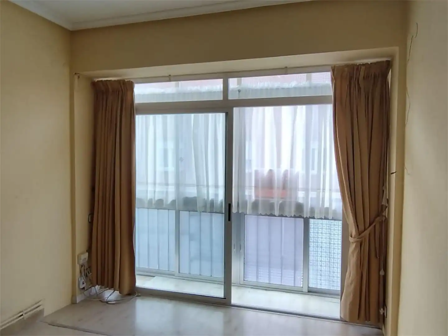 Piso en venta en Calle Hernán Cortés, 28, Los Bloques Habitación de Piso en venta en Zamora Capital con Balcón