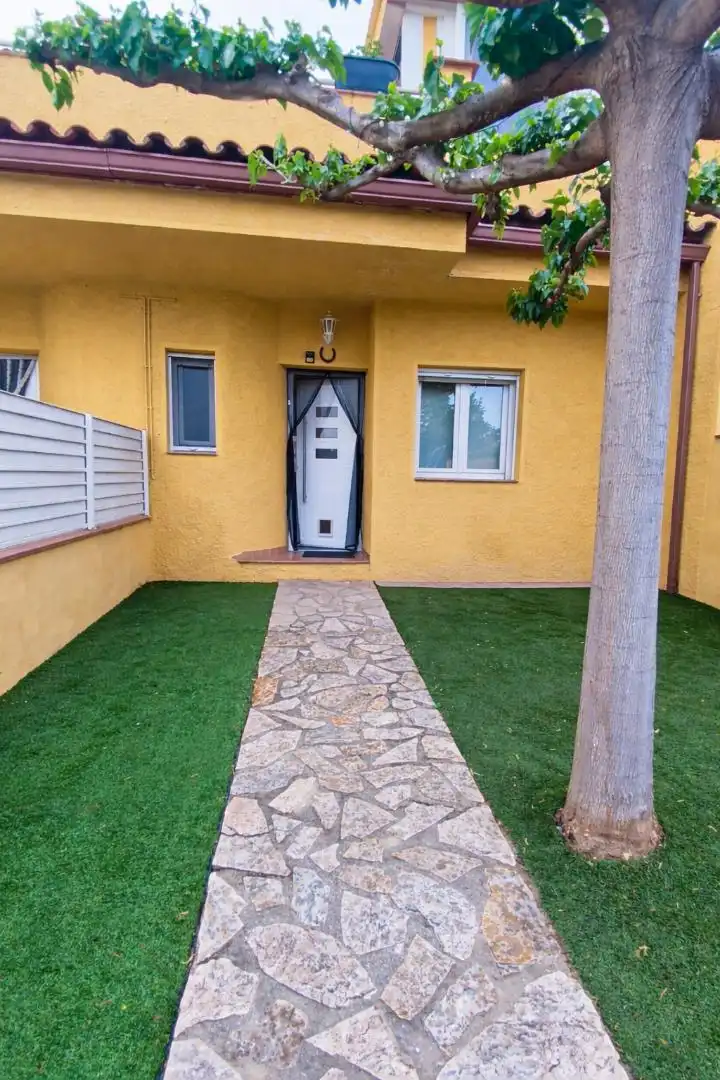 Einfamilien-Reihenhaus zum Verkauf in Torroella de Fluvià mit Klimaanlage und Terrasse