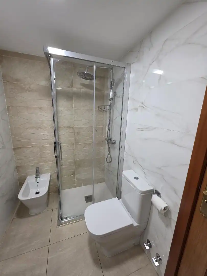 Baño de Piso en venta en Madrid con Aire acondicionado, Calefacción y Jardín privado