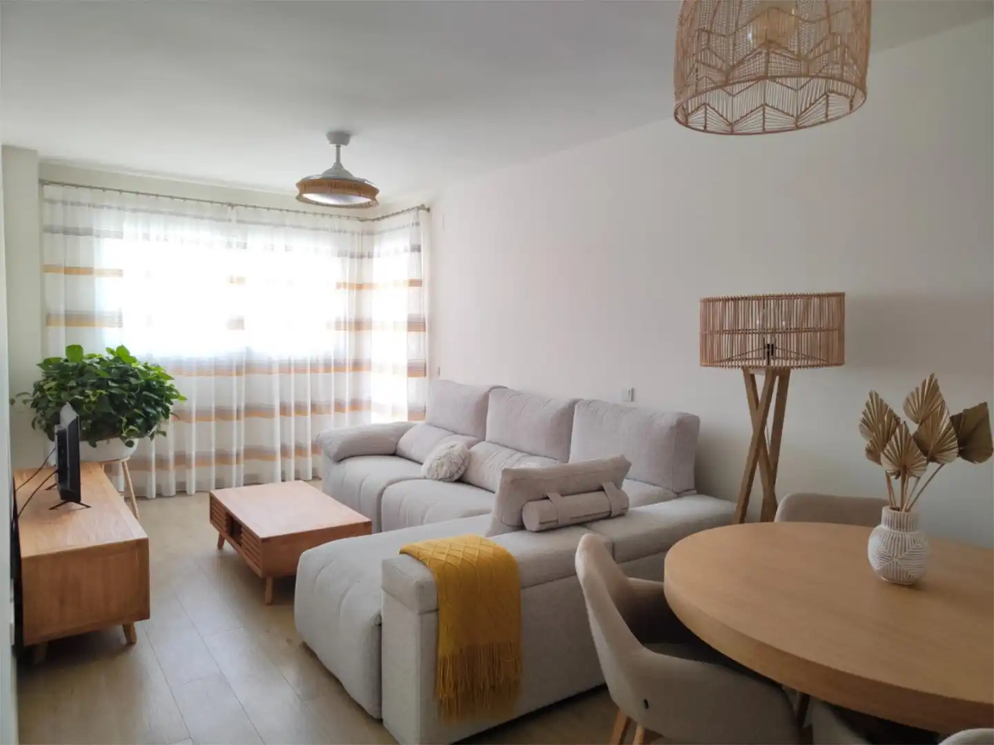 Flat for sale in Calle Catamarán, 4, Los Guindos - Parque Mediterráneo - Santa Paula Living room of Flat for sale in Málaga with Air Conditioner, Heating and Terrace