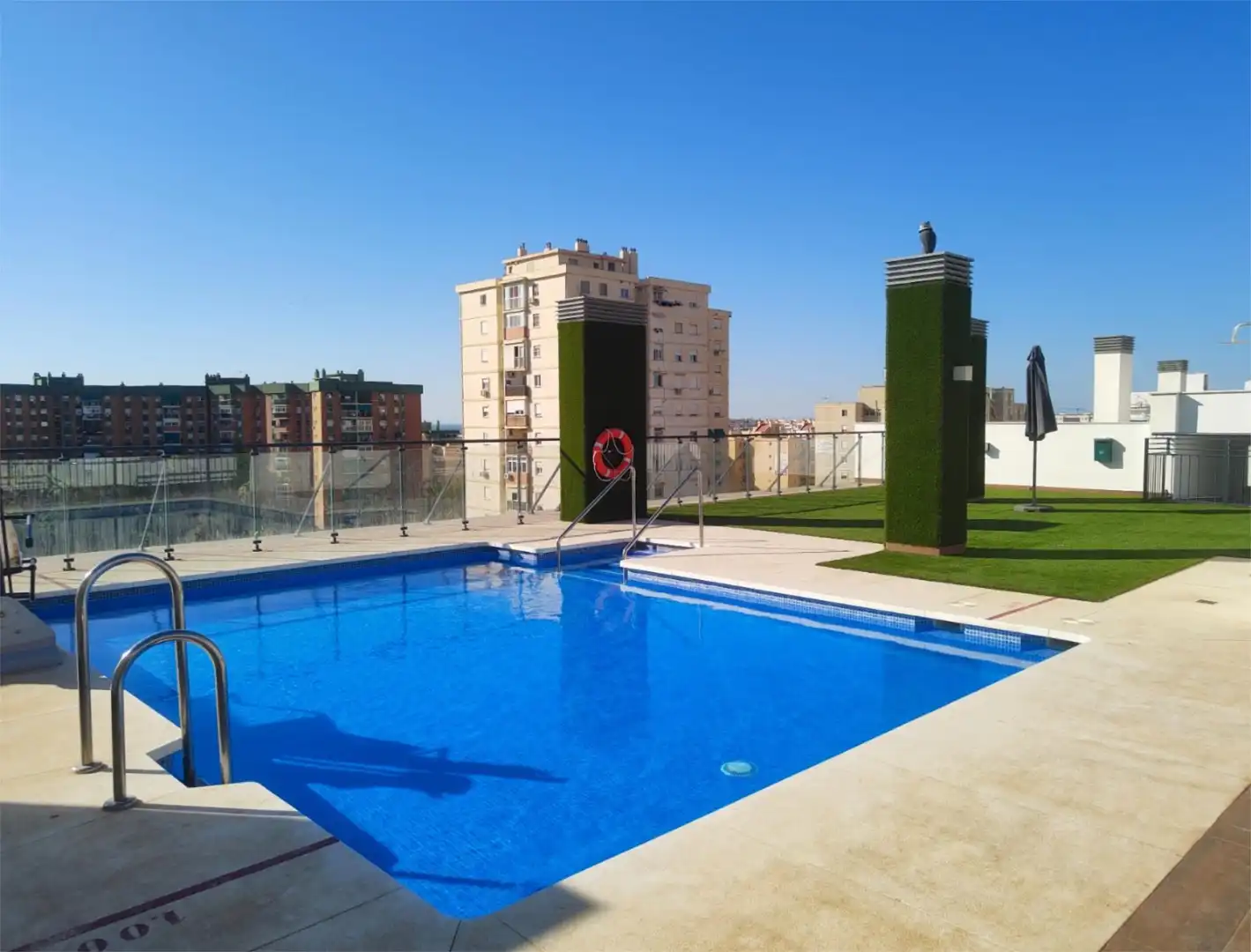 Flat for sale in Calle Catamarán, 4, Los Guindos - Parque Mediterráneo - Santa Paula Swimming pool of Flat for sale in Málaga with Air Conditioner, Heating and Terrace