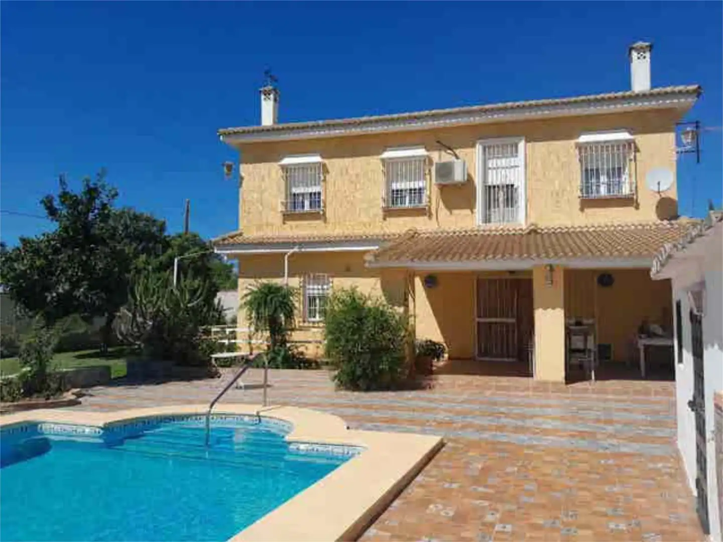 Vista exterior de Casa adosada en venda en  Córdoba Capital amb Piscina
