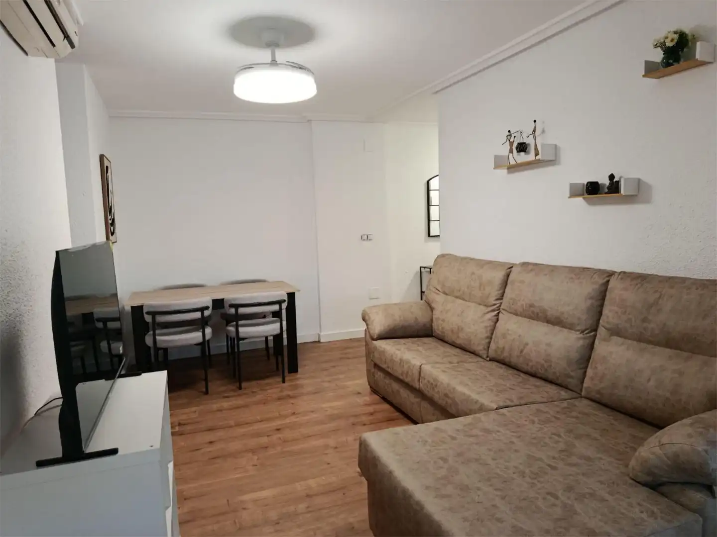 Habitació a Calle Núcleo Residencial la Paz, 63, La Paz - Las Américas Sala d'estar de Pis per a compartir en Linares amb Aire condicionat, Calefacció i Parquet