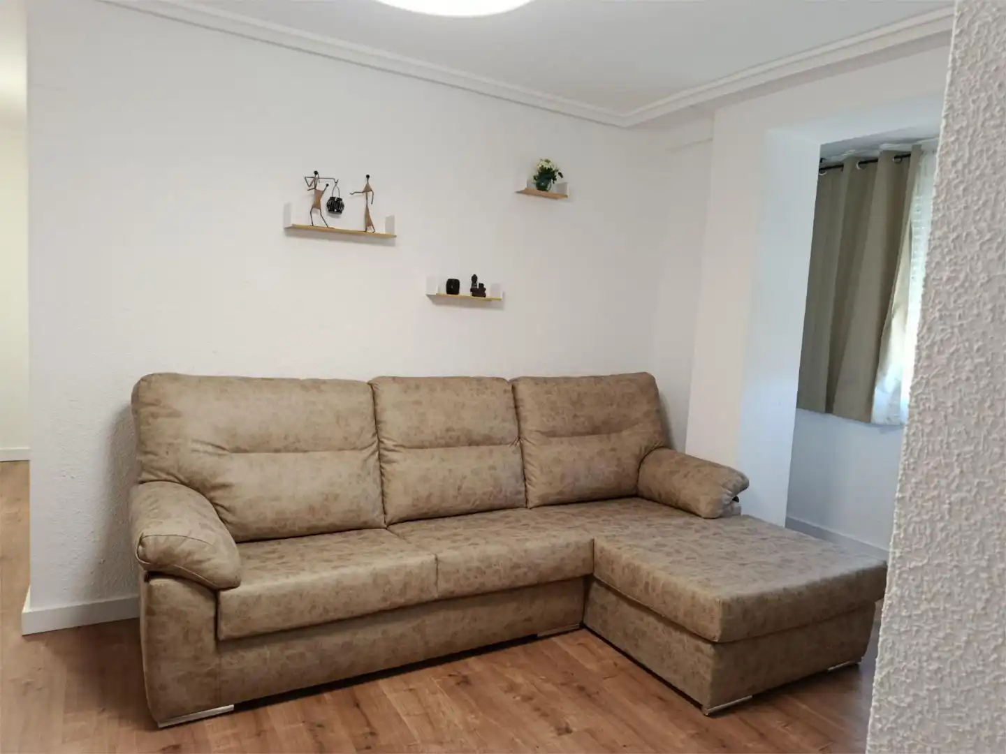 Habitació a Calle Núcleo Residencial la Paz, 63, La Paz - Las Américas Sala d'estar de Pis per a compartir en Linares amb Aire condicionat, Calefacció i Parquet