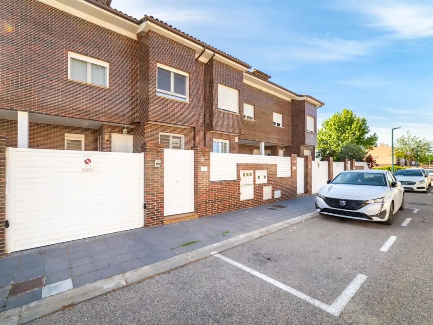 Vista exterior de Casa o chalet en venta en Marchamalo con Calefacción y Jardín privado
