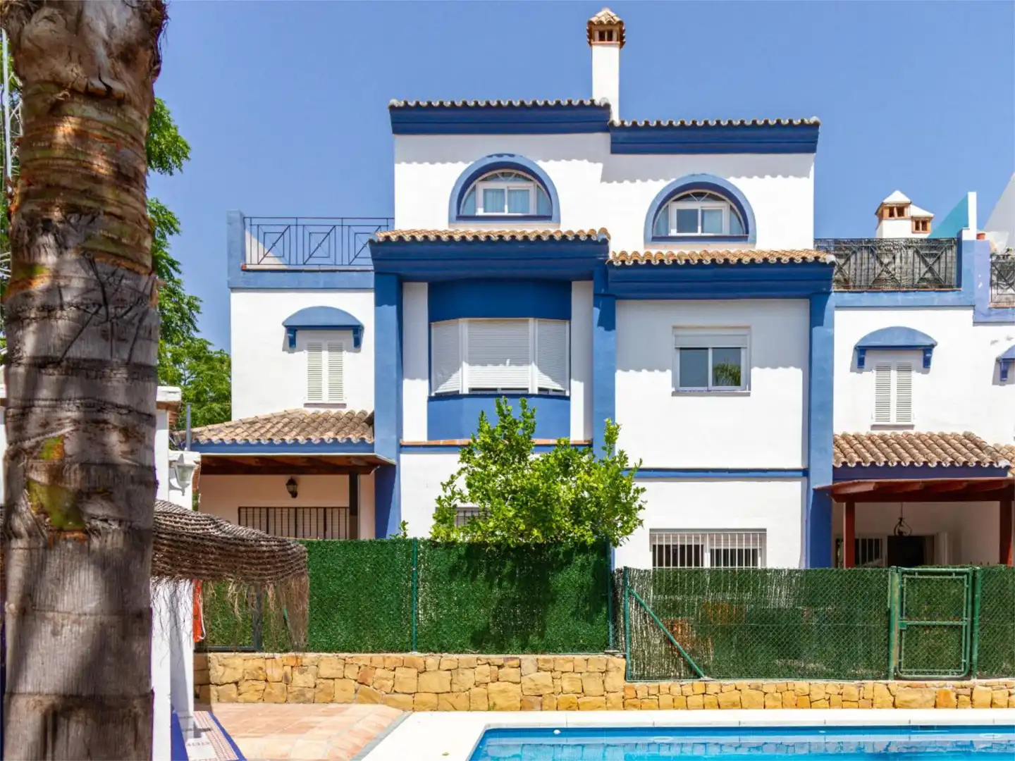Pis en venda a Avenida Virgen del Rocío, 20, San Pedro de Alcántara pueblo Vista exterior de Pis en venda en Marbella amb Aire condicionat, Terrassa i Piscina