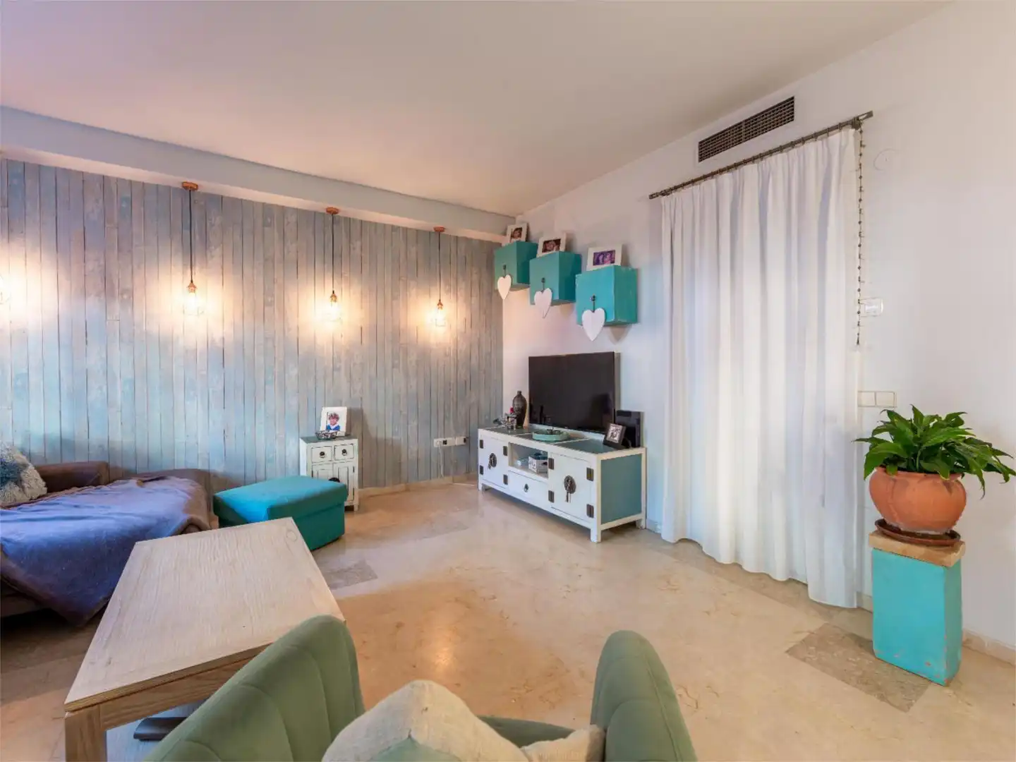 Pis en venda a Avenida Virgen del Rocío, 20, San Pedro de Alcántara pueblo Sala d'estar de Pis en venda en Marbella amb Aire condicionat, Terrassa i Piscina