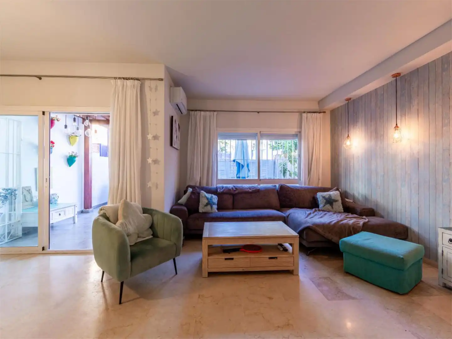 Pis en venda a Avenida Virgen del Rocío, 20, San Pedro de Alcántara pueblo Sala d'estar de Pis en venda en Marbella amb Aire condicionat, Terrassa i Piscina