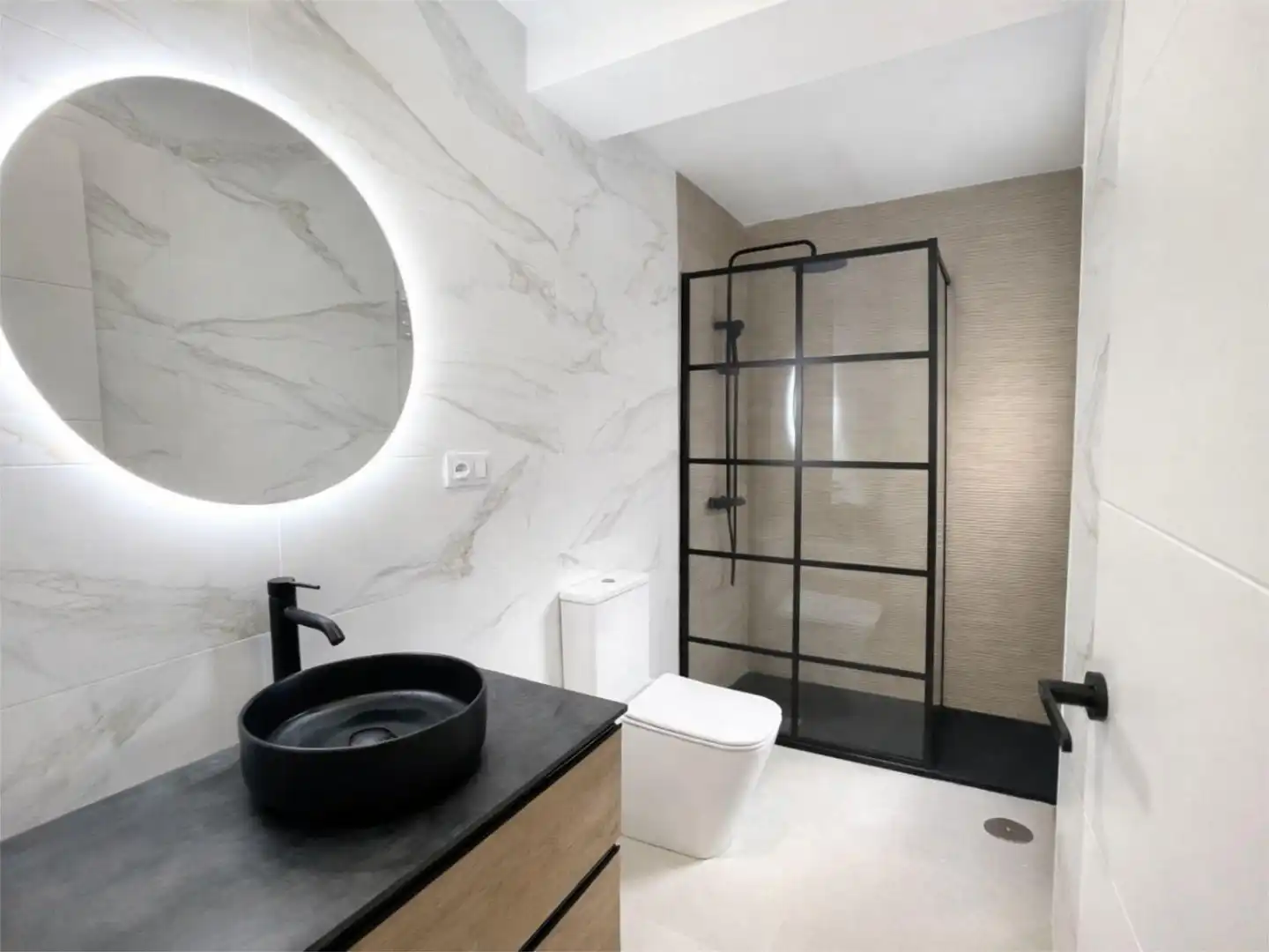 Piso en venta en Calle Andalucía, 35, Ciudad Jardín - Tagarete - El Zapillo Baño de Piso en venta en Almería con Aire acondicionado, Calefacción y Amueblado