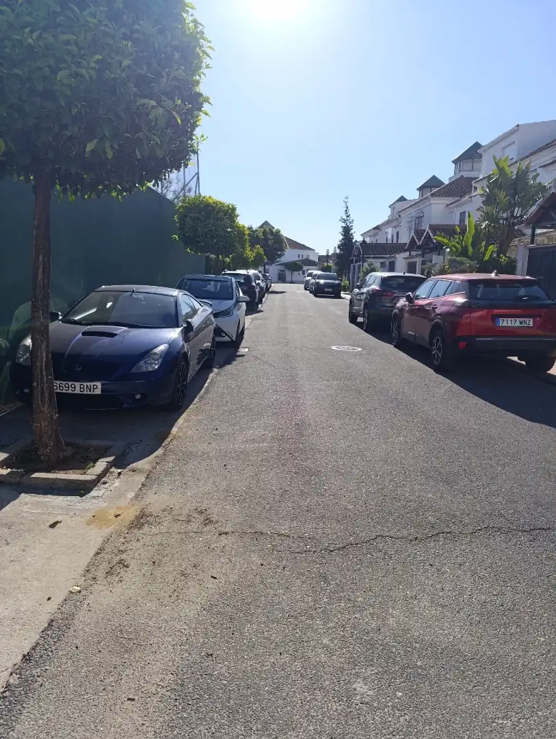 Casa adosada en venda a Calle Estacada de Ochuela, 24, Aljamar Aparcament de Casa adosada en venda en Tomares amb Aire condicionat, Calefacció i Jardí privat