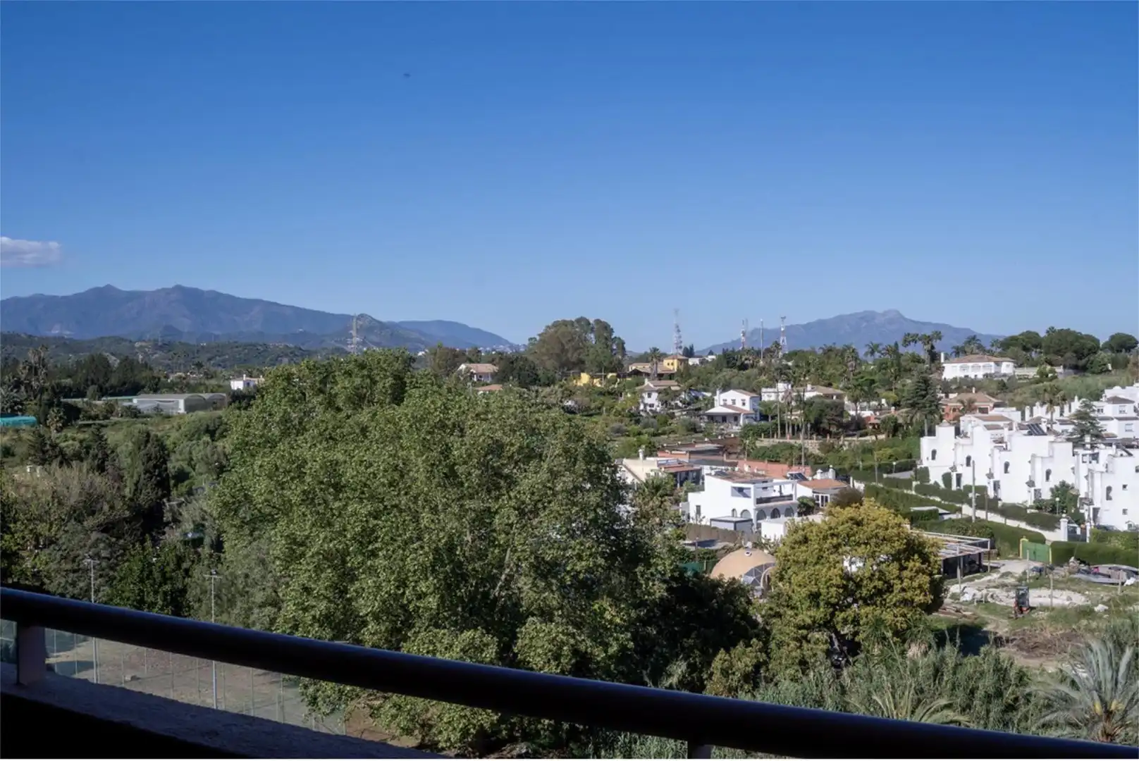 Piso en venta en Calle Sierra Morena, 23, Las Lomas Vista exterior de Piso en venta en Estepona con Jardín privado, Terraza y Piscina